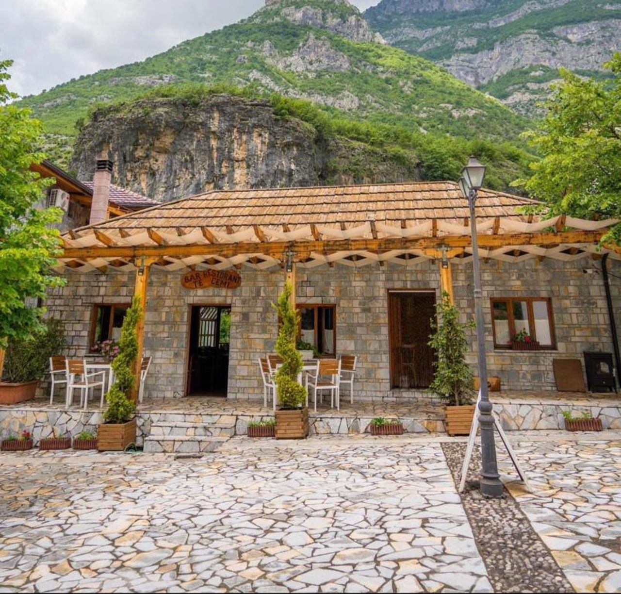 Cemi Rooms - River View & Traditional Restaurant