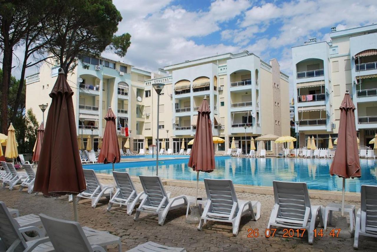 Arbi's Pool View Apartment