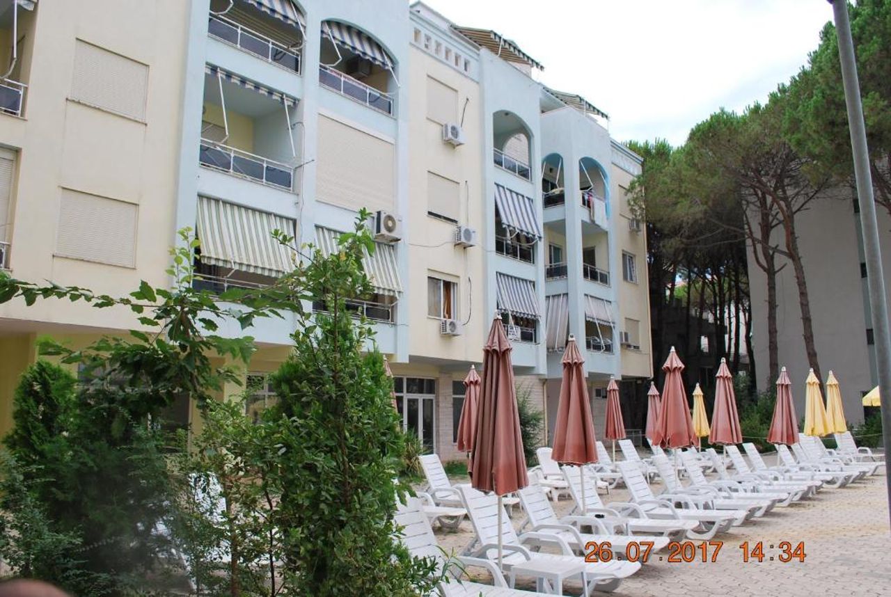 Arbi's Pool View Apartment