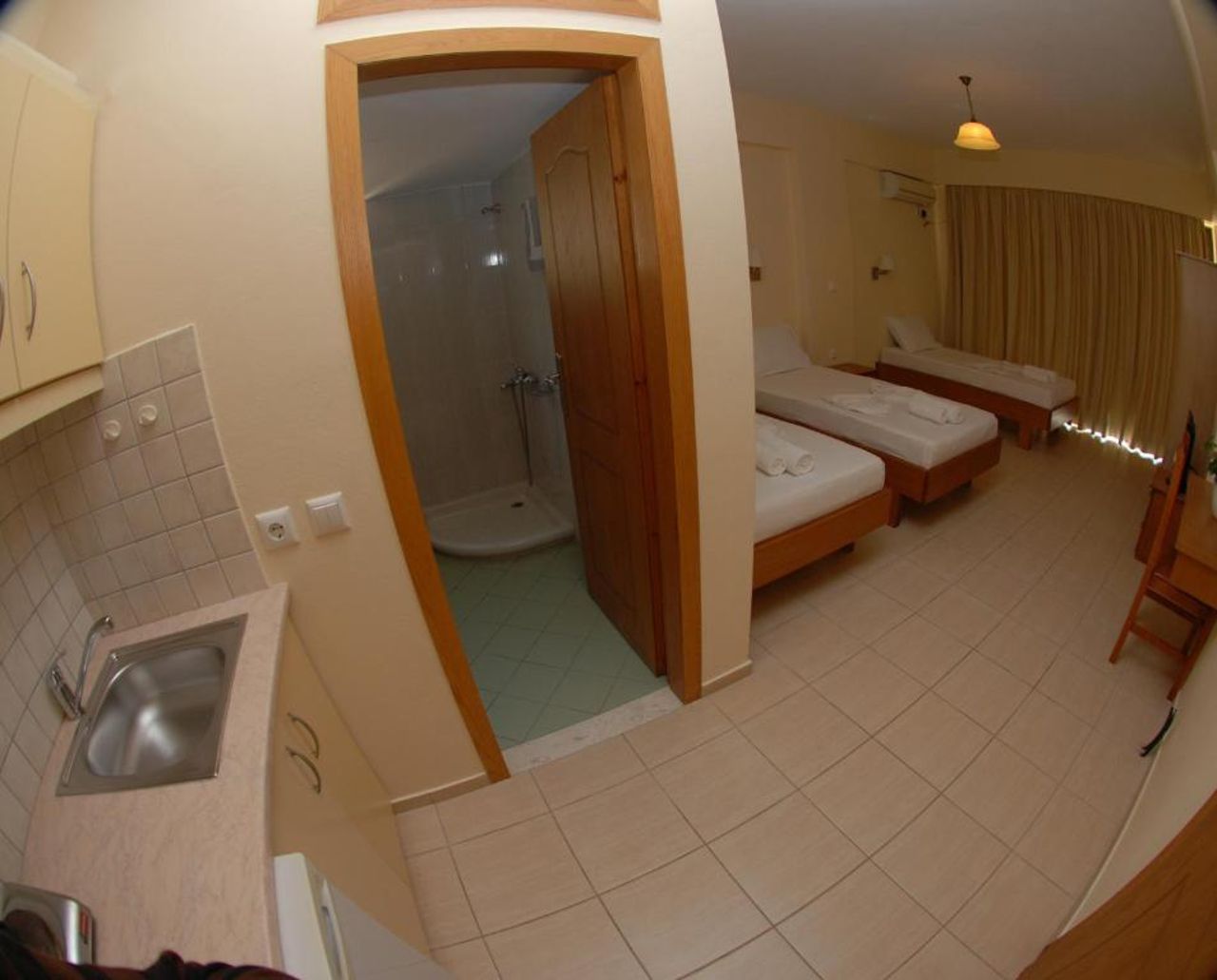 Nikos Hotel and Apartments