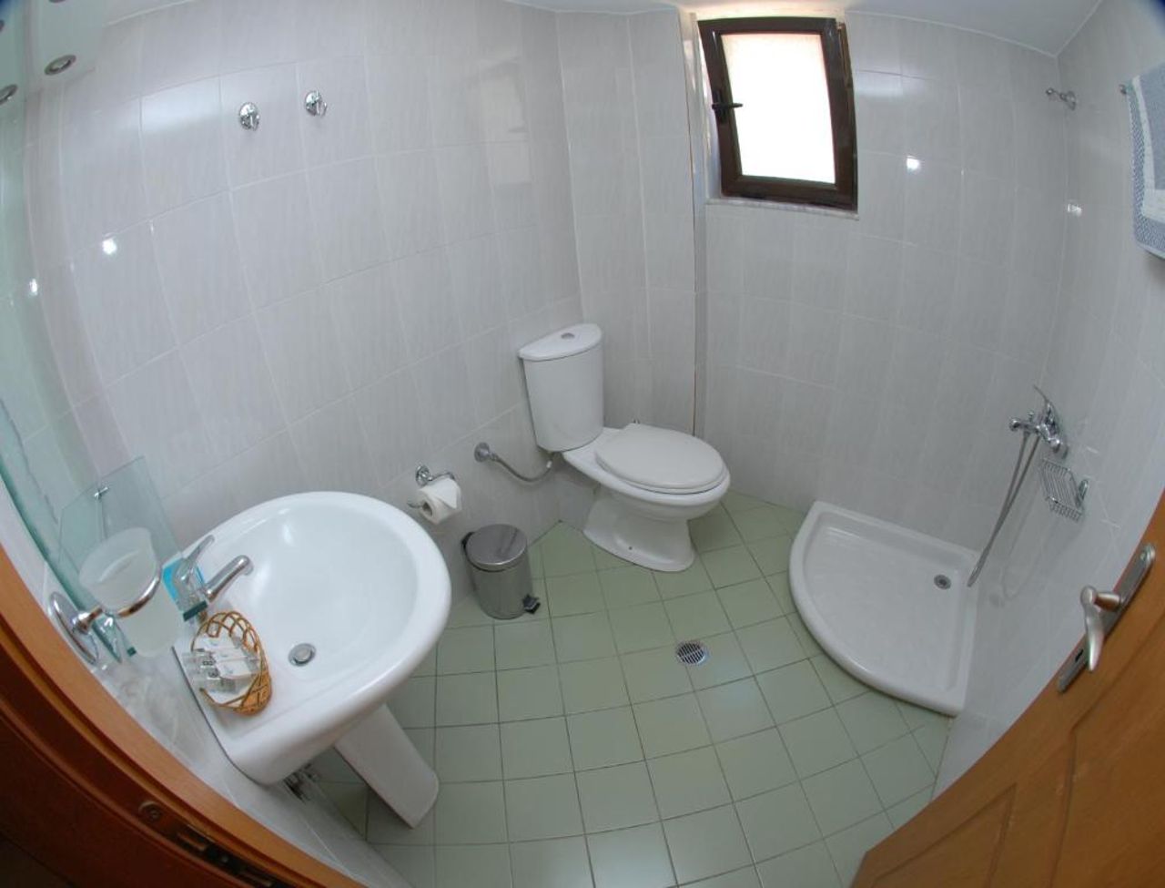 Nikos Hotel and Apartments