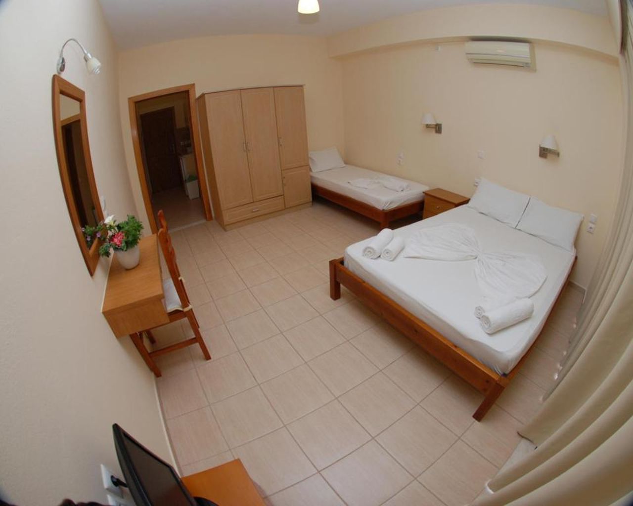 Nikos Hotel and Apartments