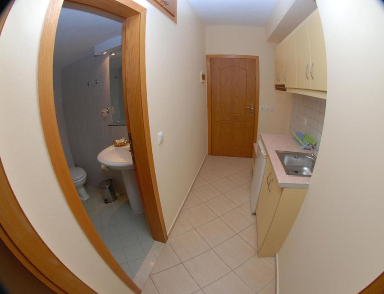Nikos Hotel and Apartments