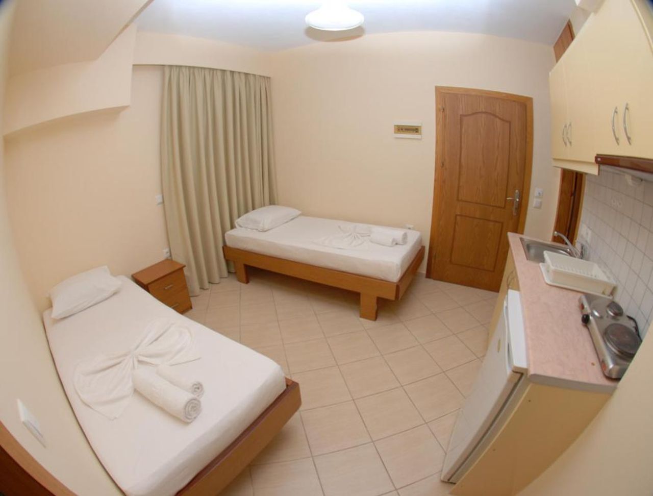 Nikos Hotel and Apartments