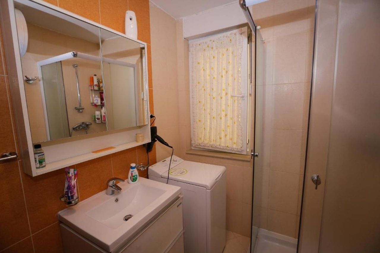Pine-Tree Apt w/ Private Garden 50 m from the Sea