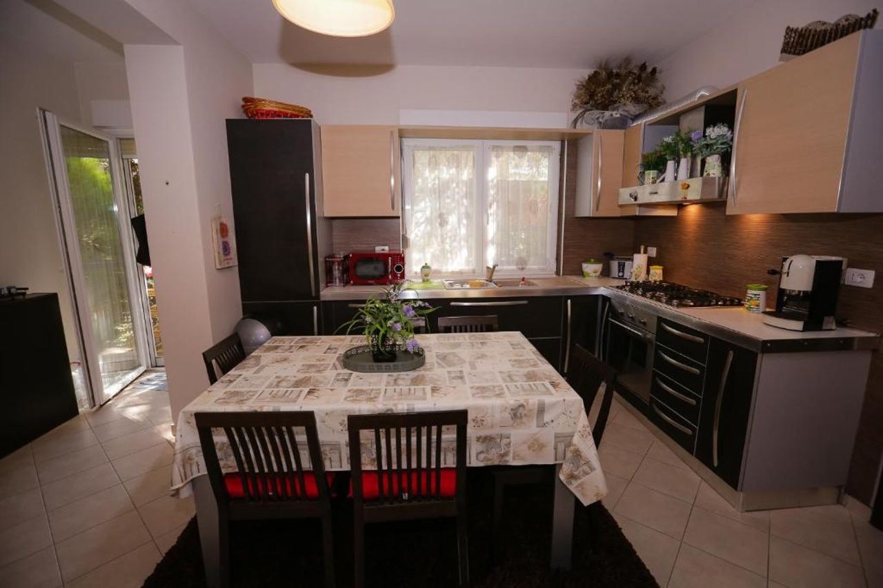 Pine-Tree Apt w/ Private Garden 50 m from the Sea