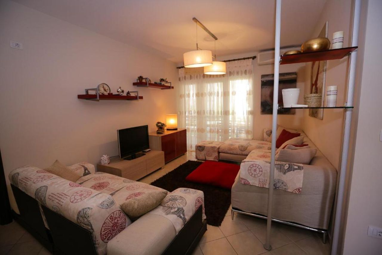Pine-Tree Apt w/ Private Garden 50 m from the Sea