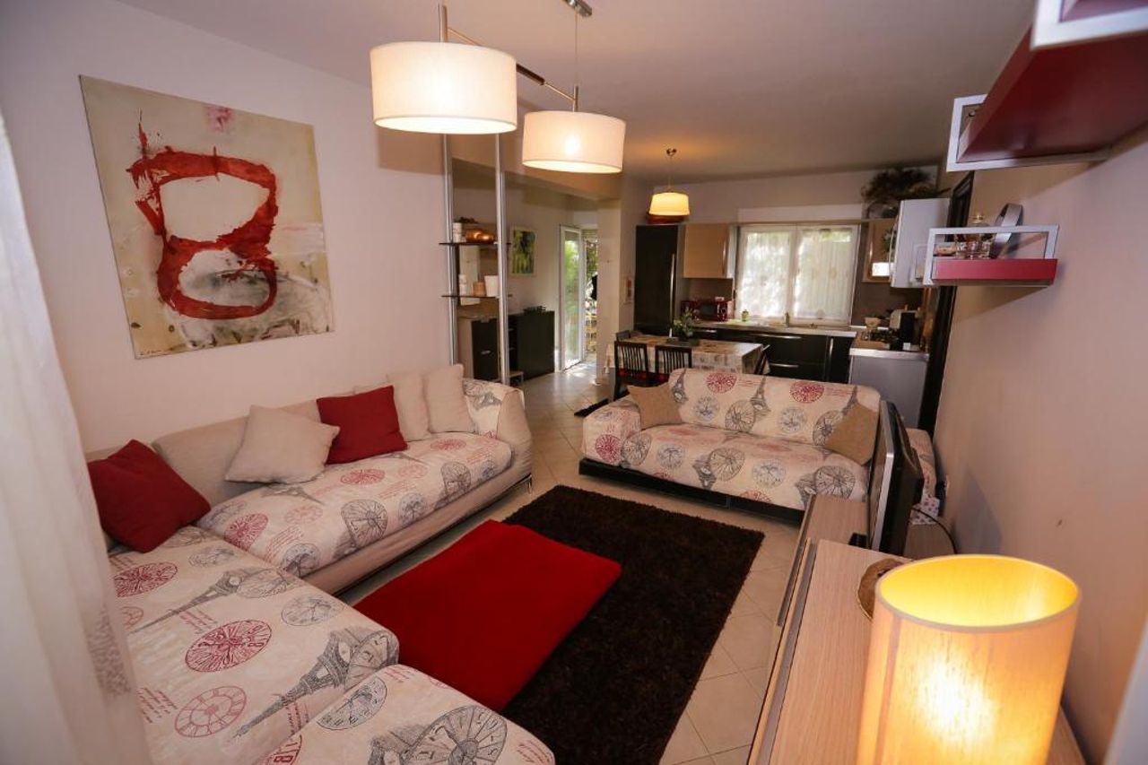 Pine-Tree Apt w/ Private Garden 50 m from the Sea