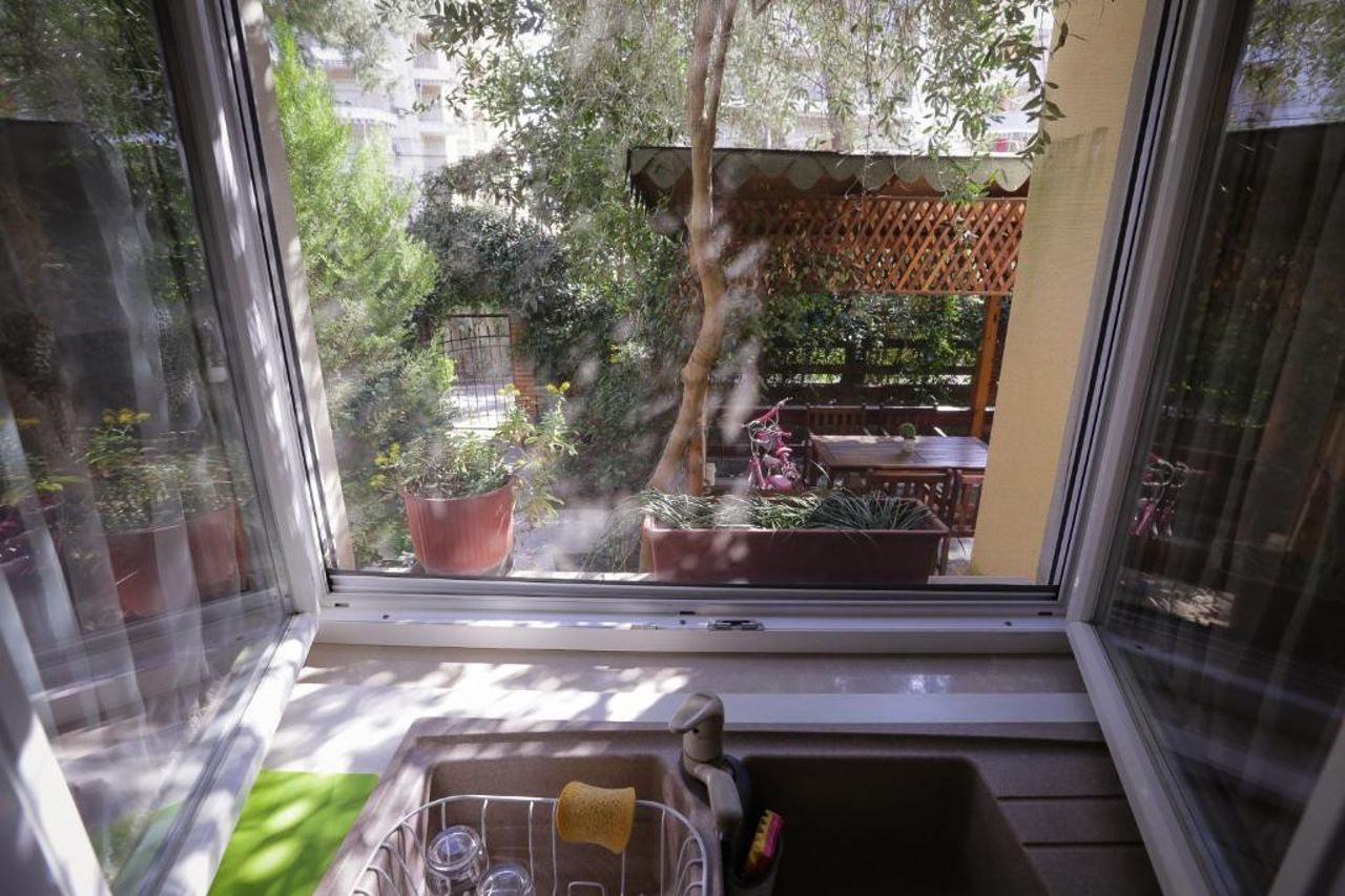 Pine-Tree Apt w/ Private Garden 50 m from the Sea