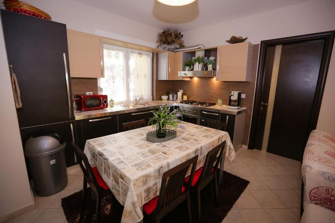 Pine-Tree Apt w/ Private Garden 50 m from the Sea