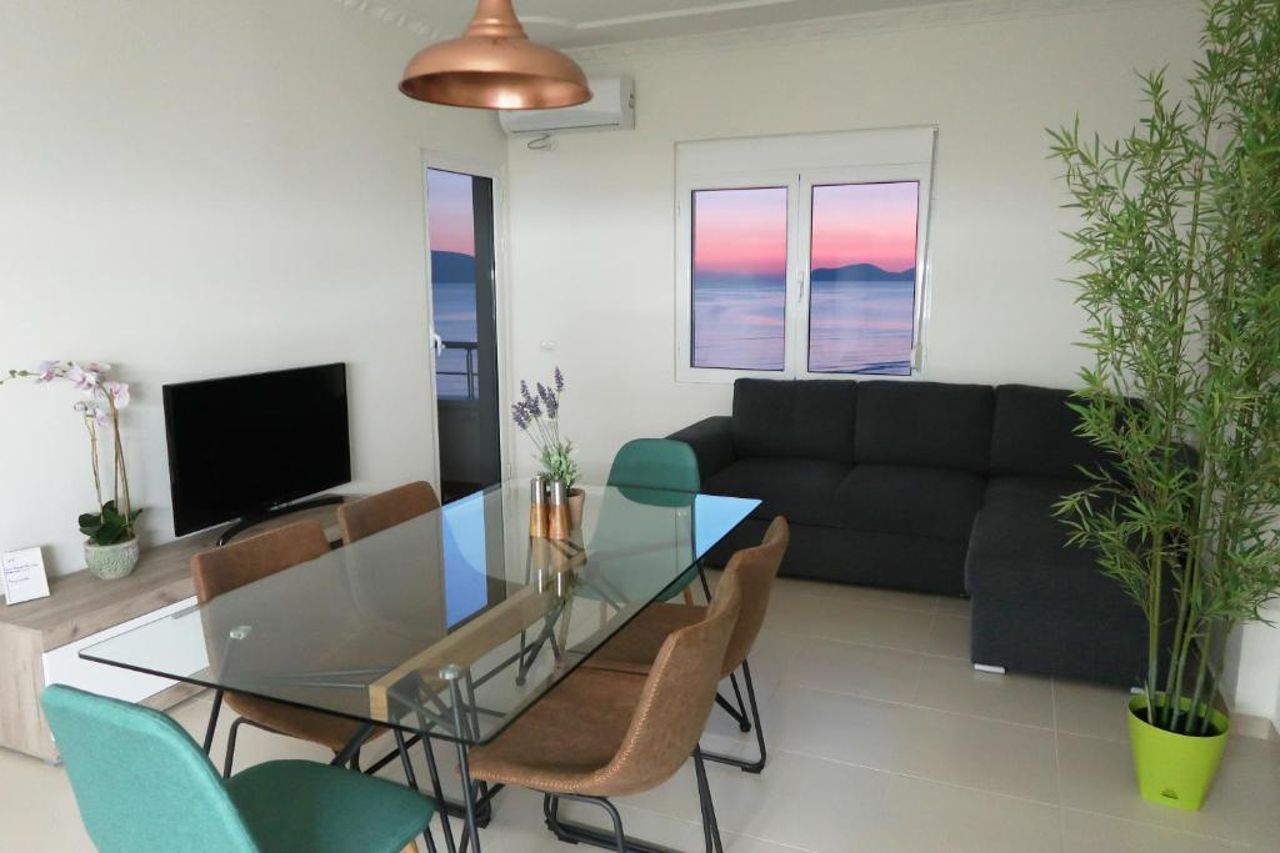 On the Beach (literally) stylish apartment with free P