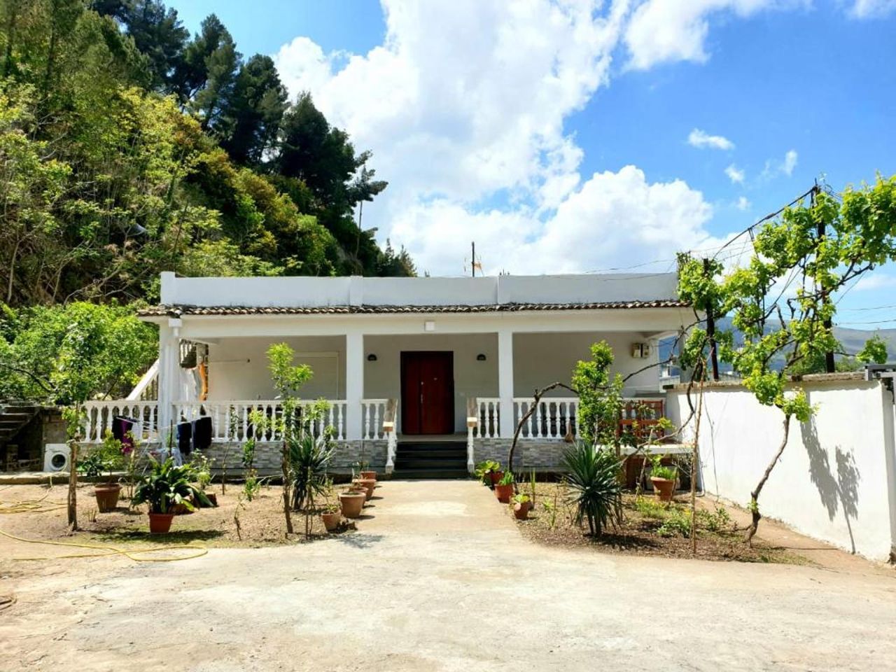 Eni Guesthouse parking on site