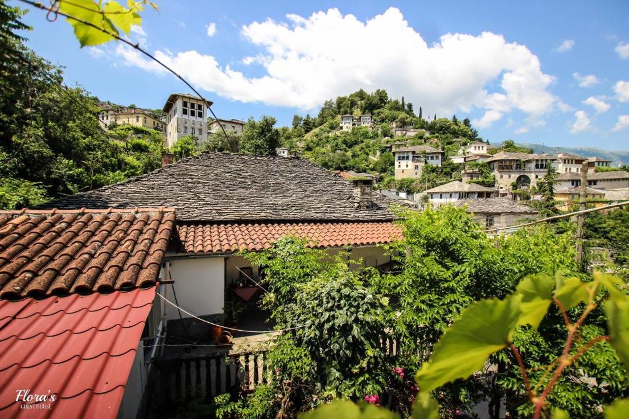 Flora's Guesthouse 'The Fir Gate'