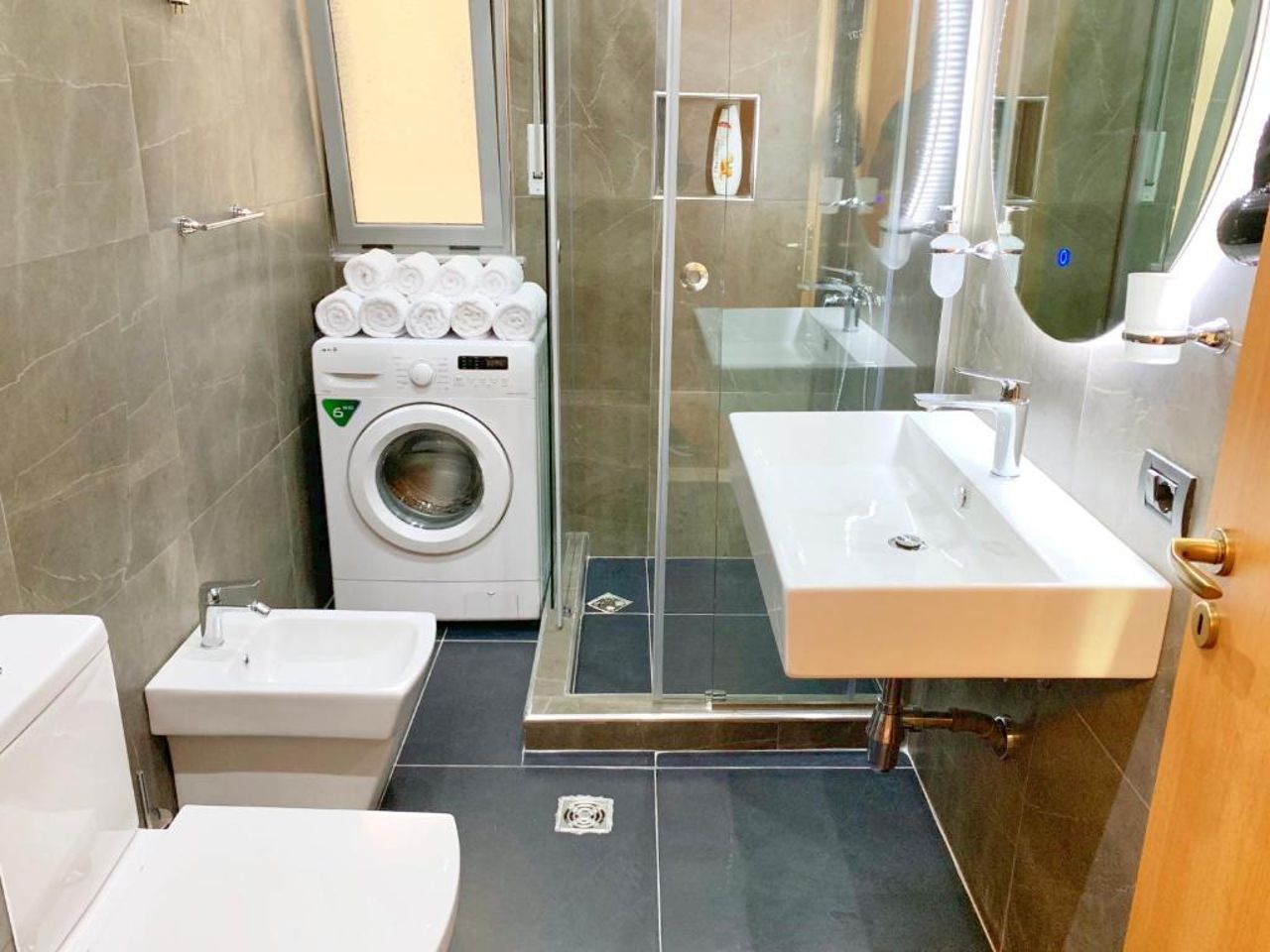 EKA Luxury Two-Bedroom Premium Apartment 2
