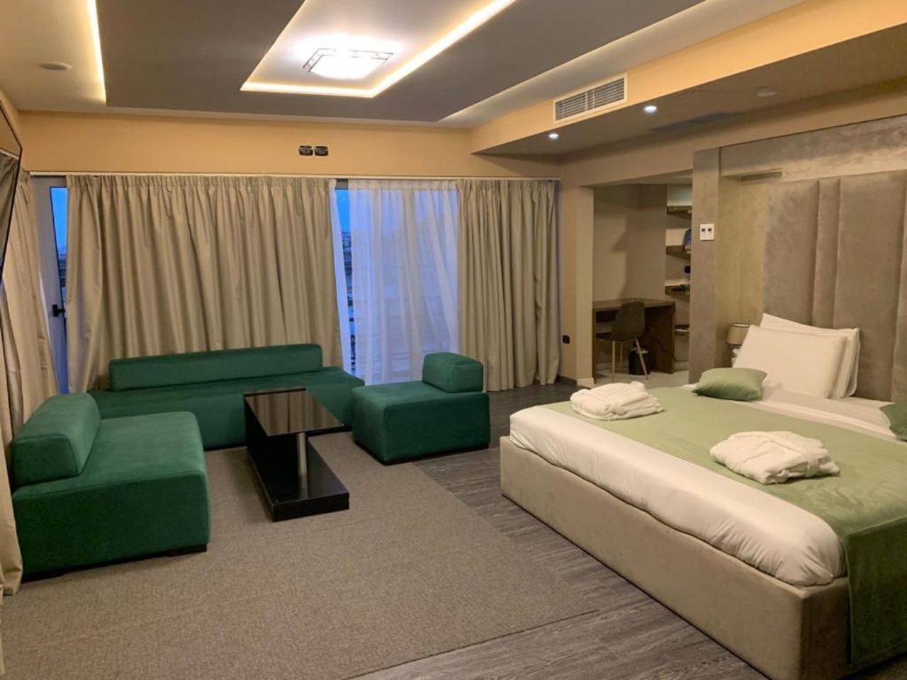 Albanopolis Hotel
