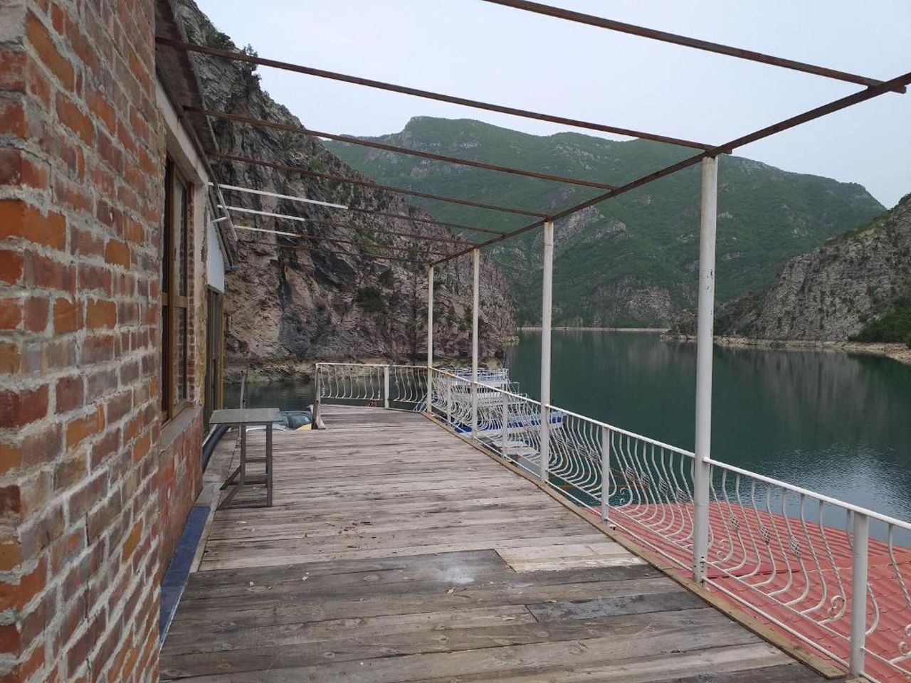 Rozafa Ferry & Accommodation
