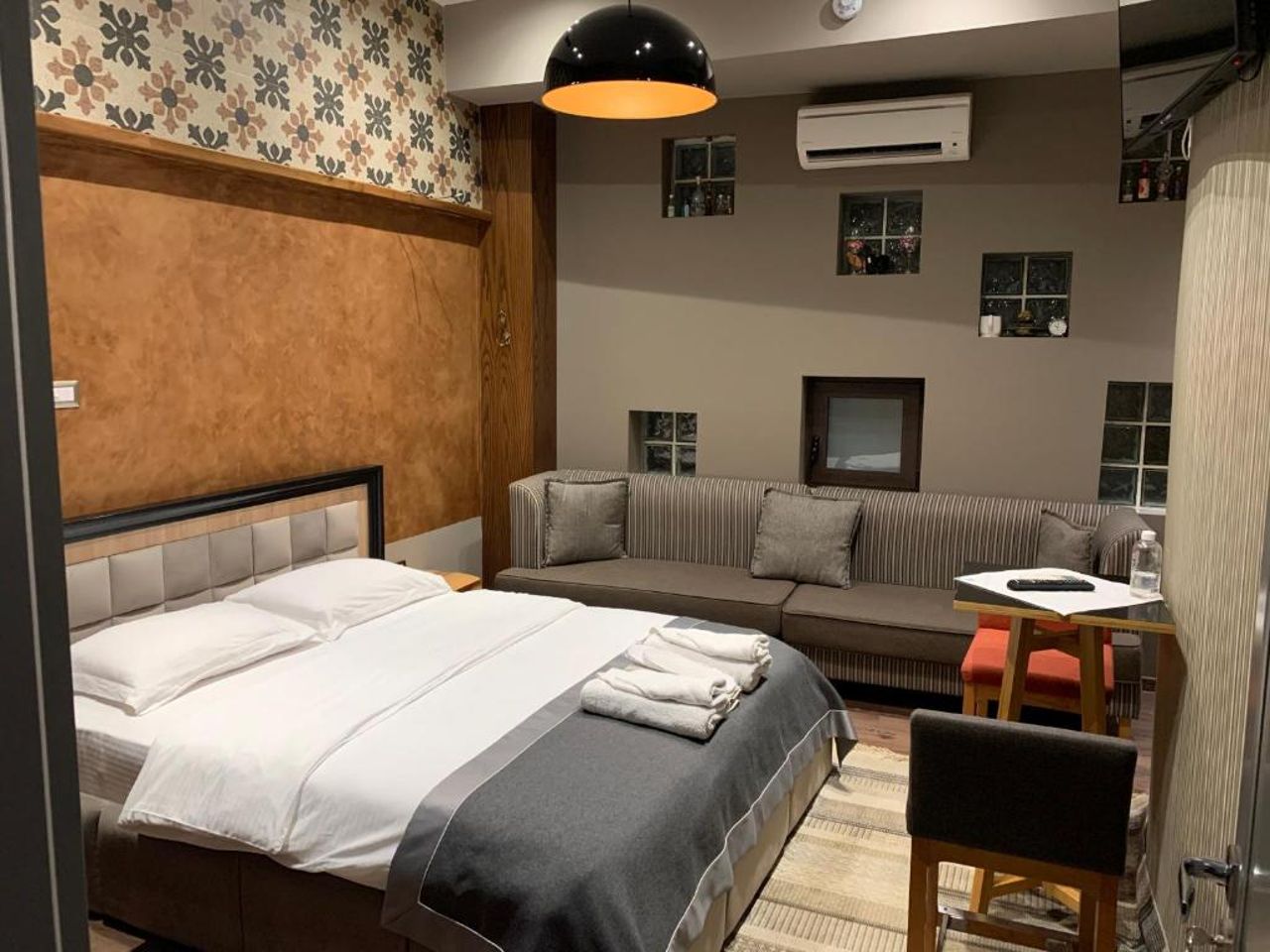 Guest House People