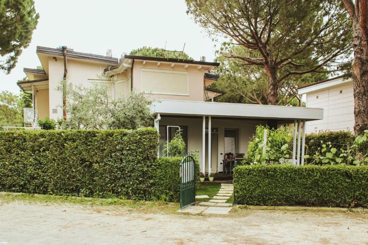 Ivy Lalzi Bay Beach House