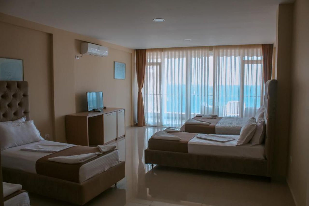 Hotel Frojd - Beach Front Resort