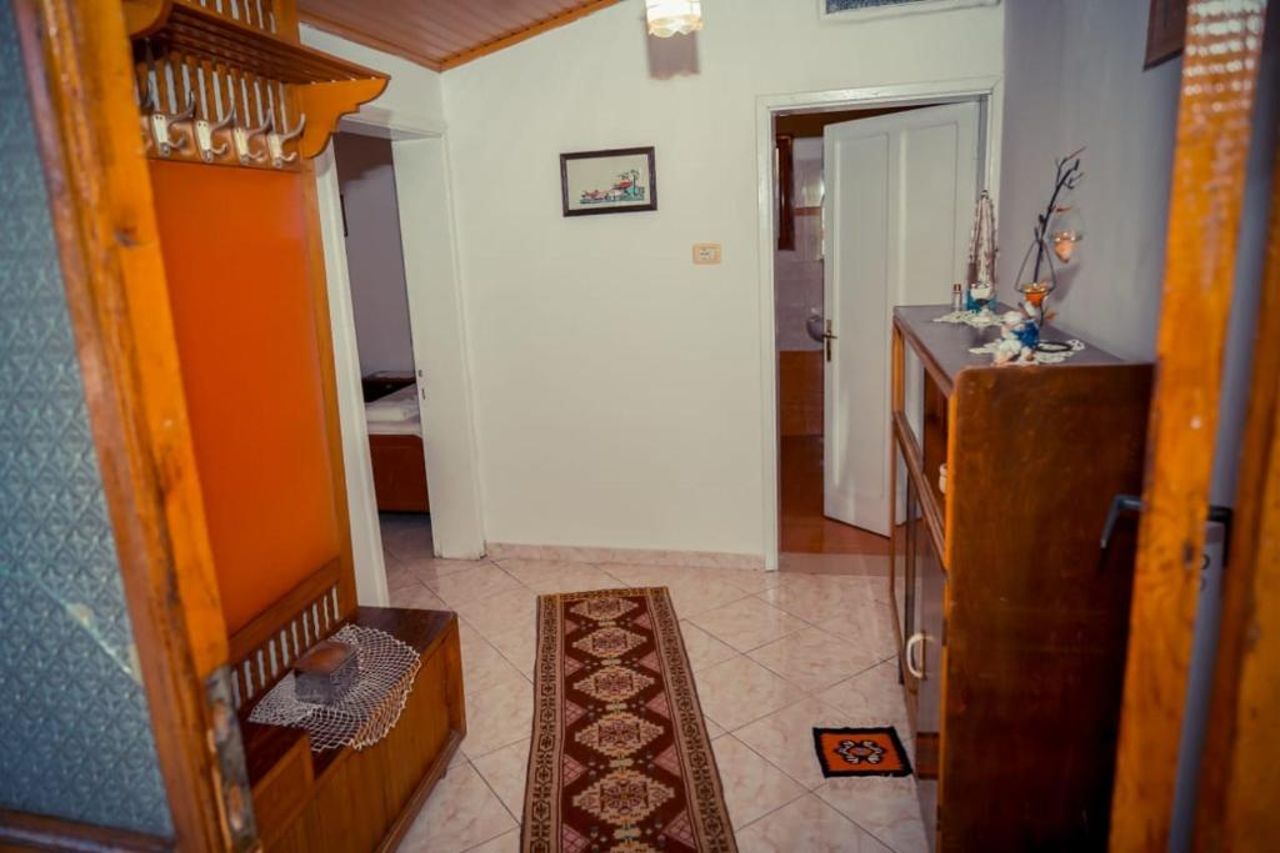 Flora's Guesthouse 'The Fir Gate'