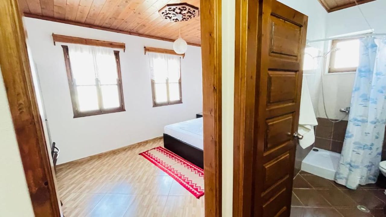 Denis House 1930 Cozy Private Rooms with Authentic Charm