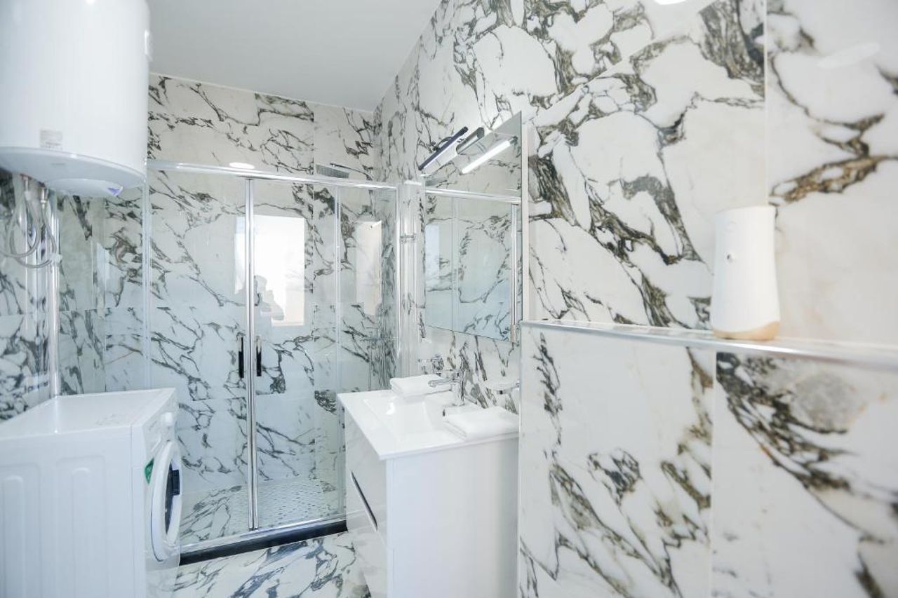 Miku Apartment-Spectacular 1BD At Komuna e Parisit