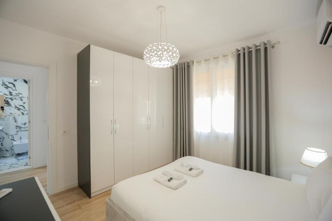 Miku Apartment-Spectacular 1BD At Komuna e Parisit
