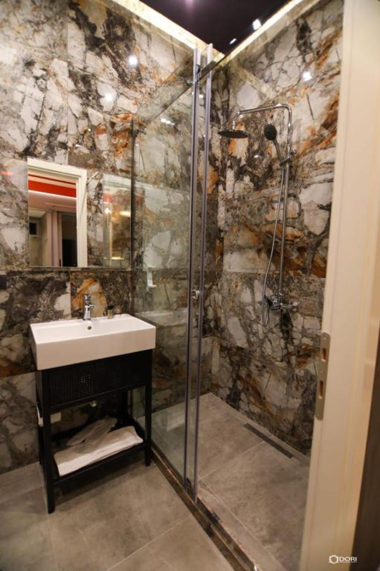 Secret Hotel,Korce