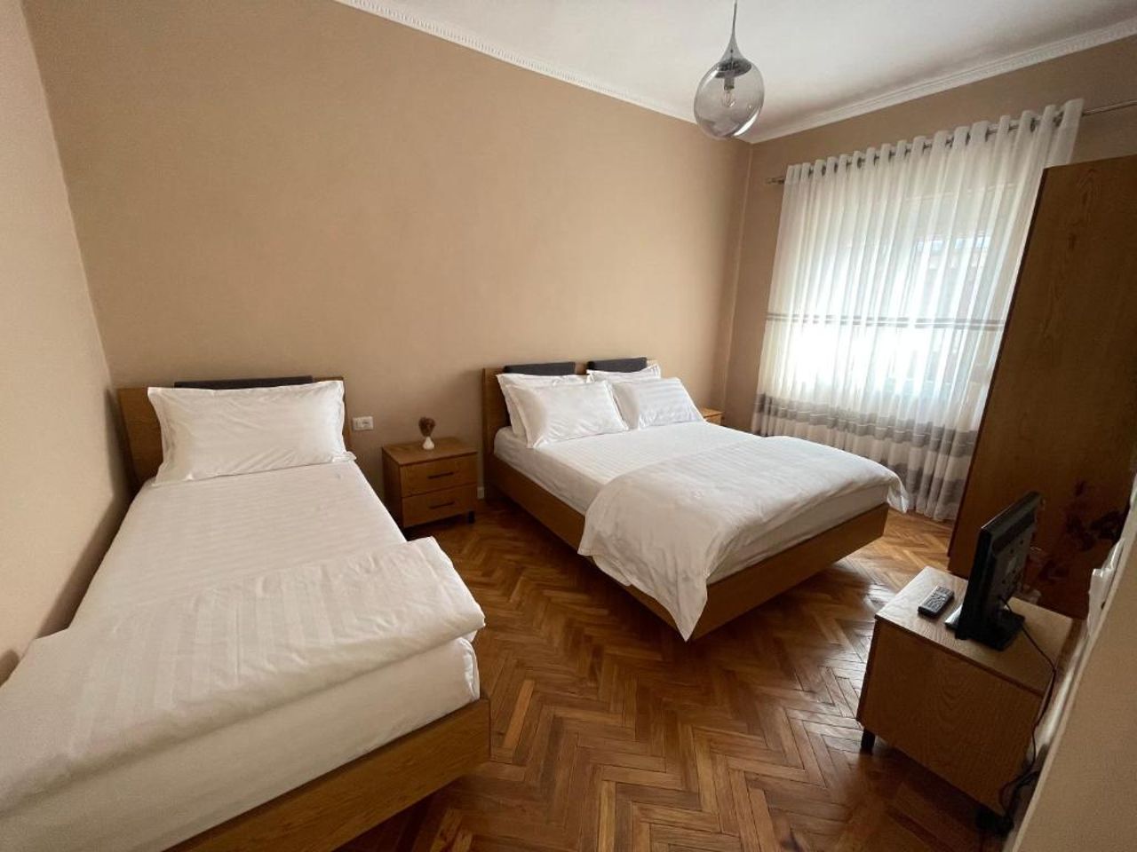 Joni & Joy Center Apartment