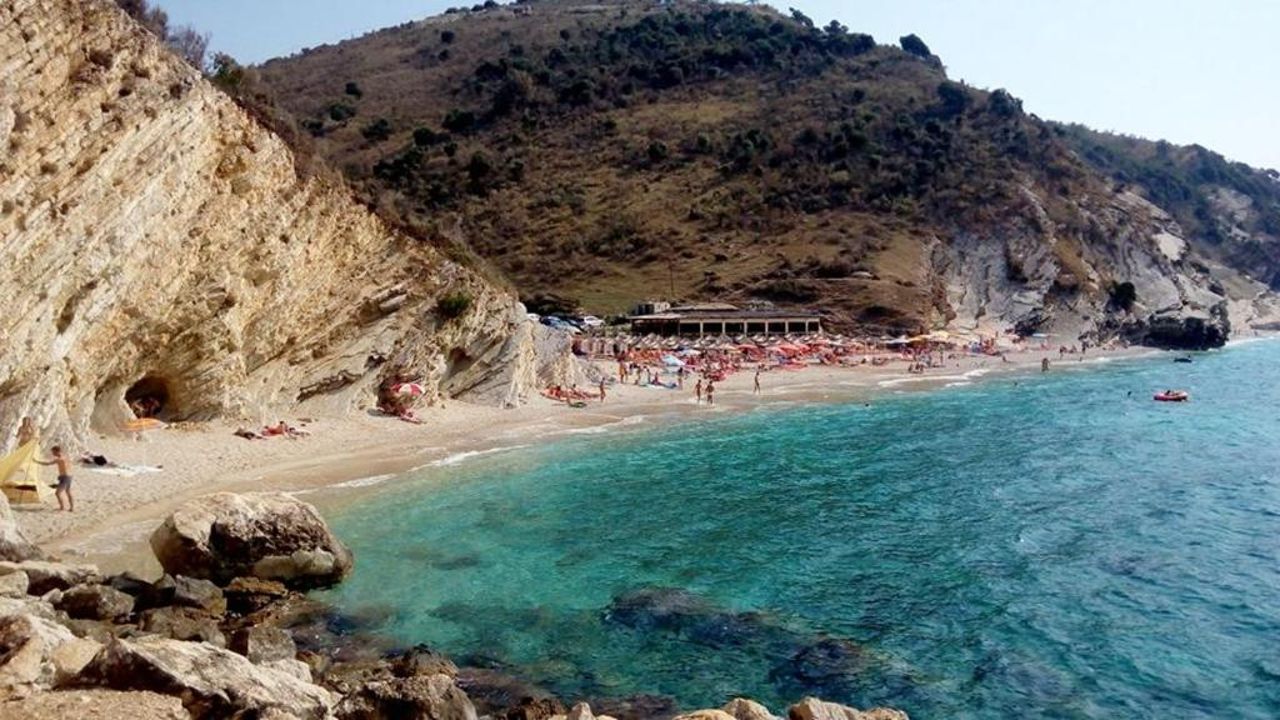 2 bedrooms appartement at Sarande 100 m away from the beach with balcony and wifi