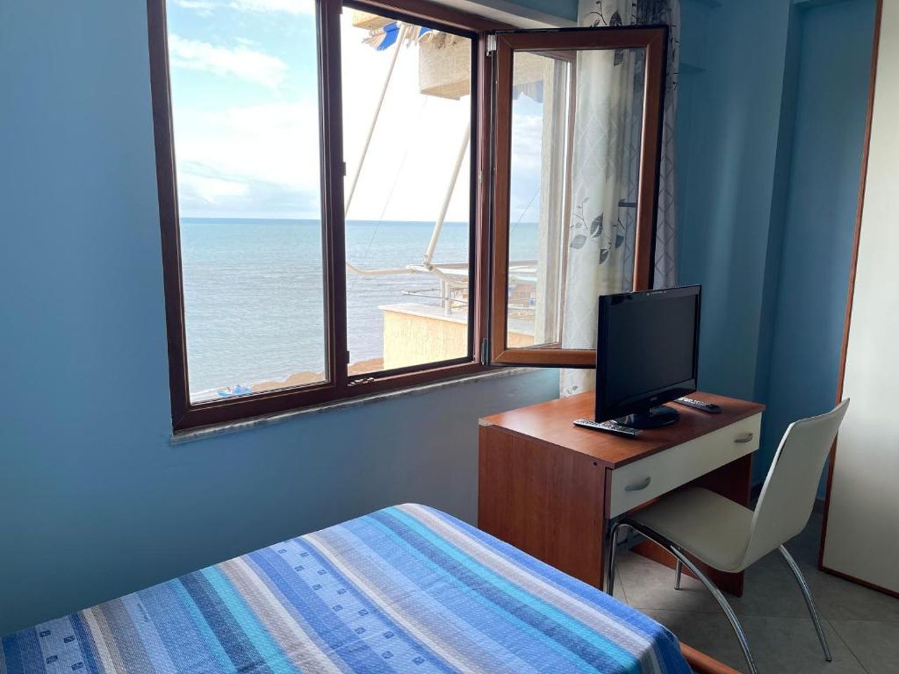 Sea view apartment/beach/city center/WiFi