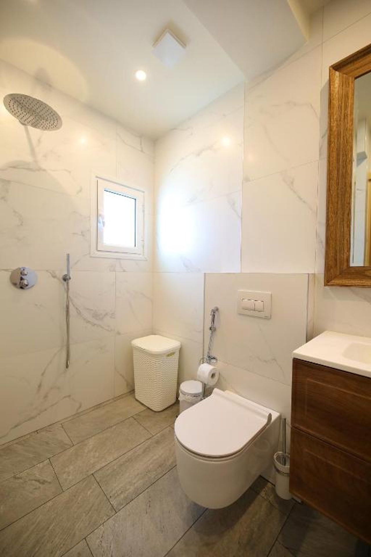 On the Beach (literally) stylish apartment with free P