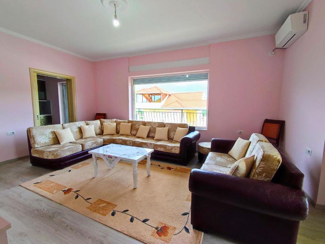 Cheerful 2 bedroom villa with free parking.
