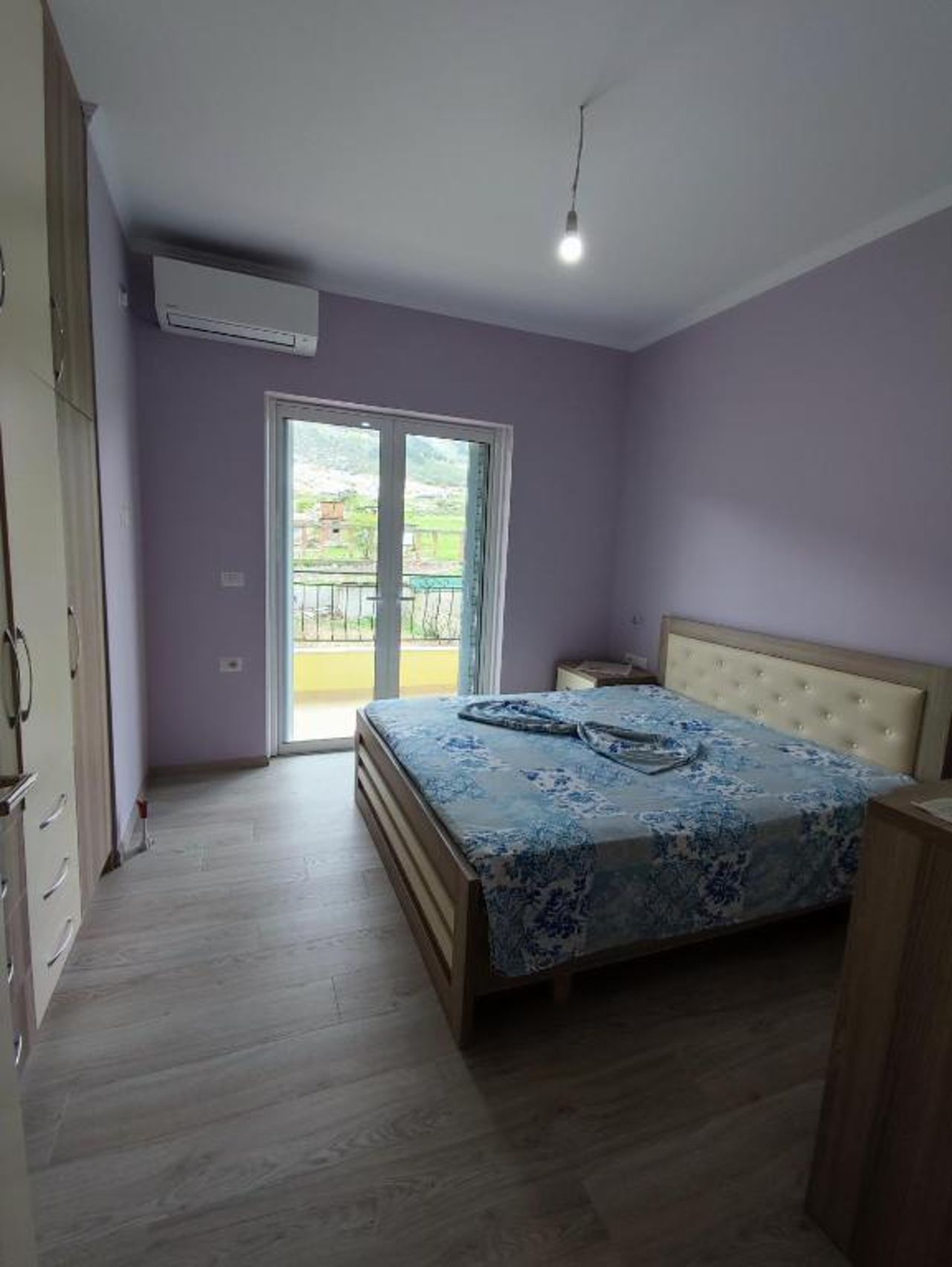 Cheerful 2 bedroom villa with free parking.