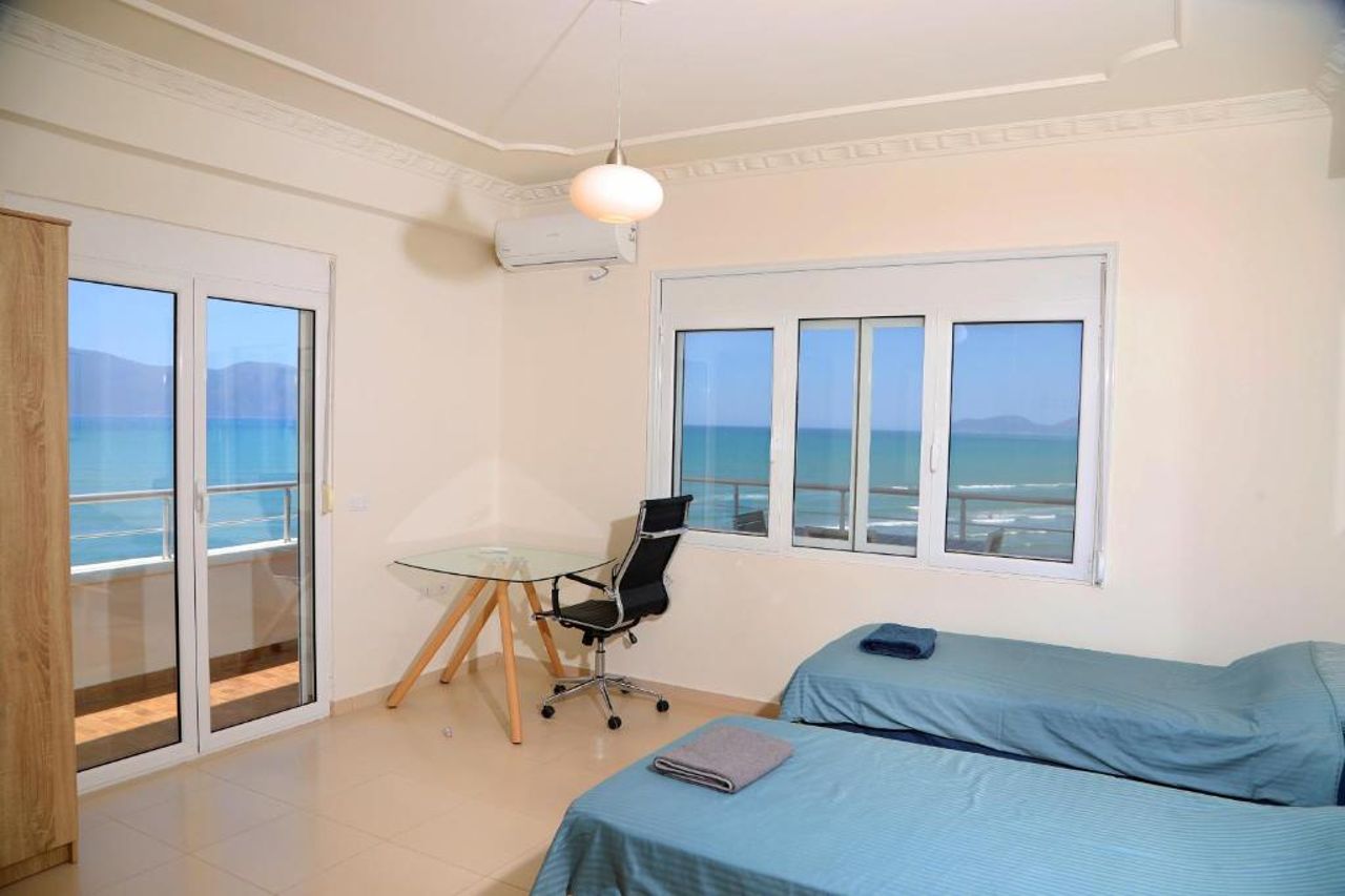 On the Beach (literally) stylish apartment with free P