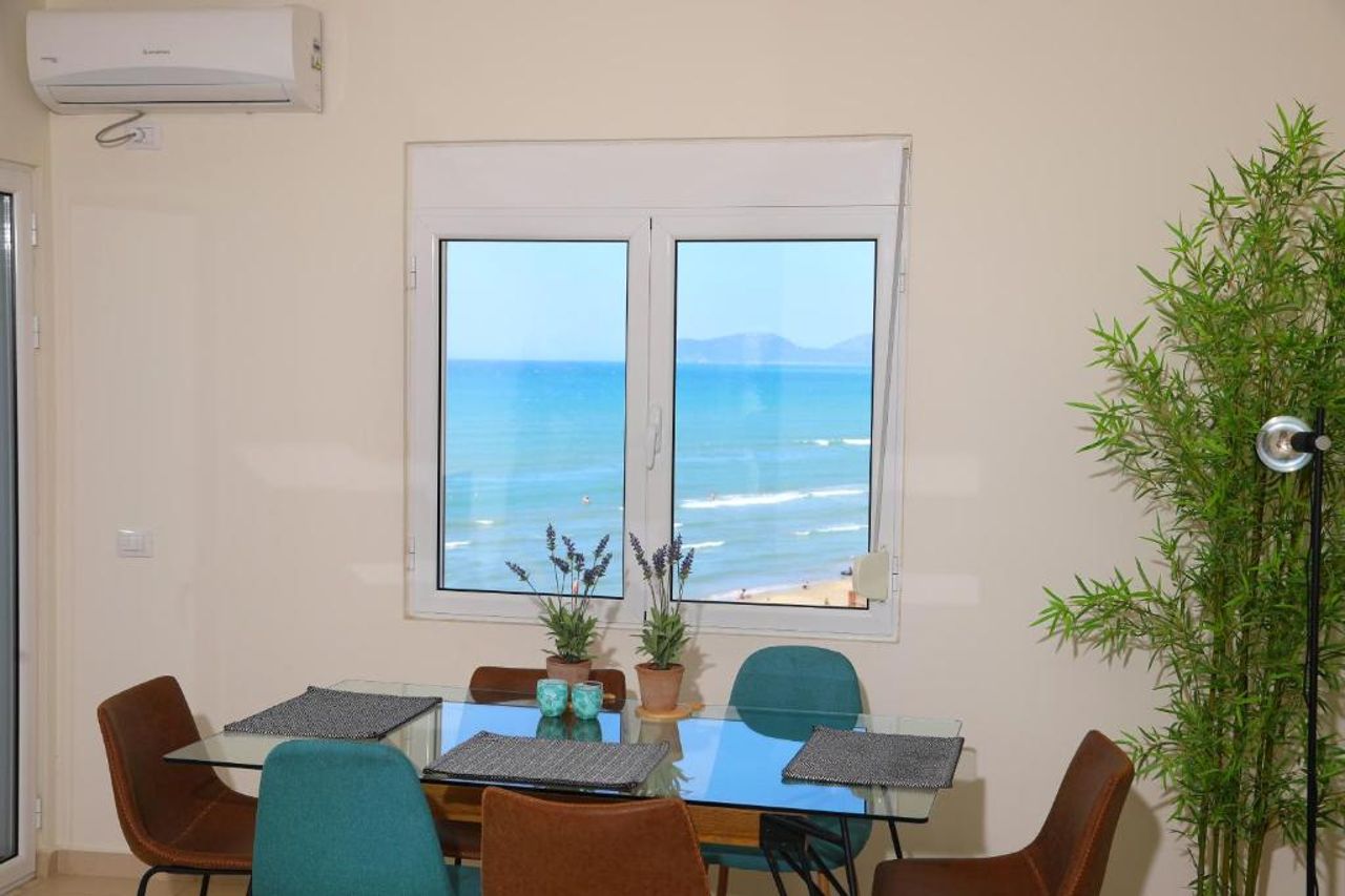 On the Beach (literally) stylish apartment with free P