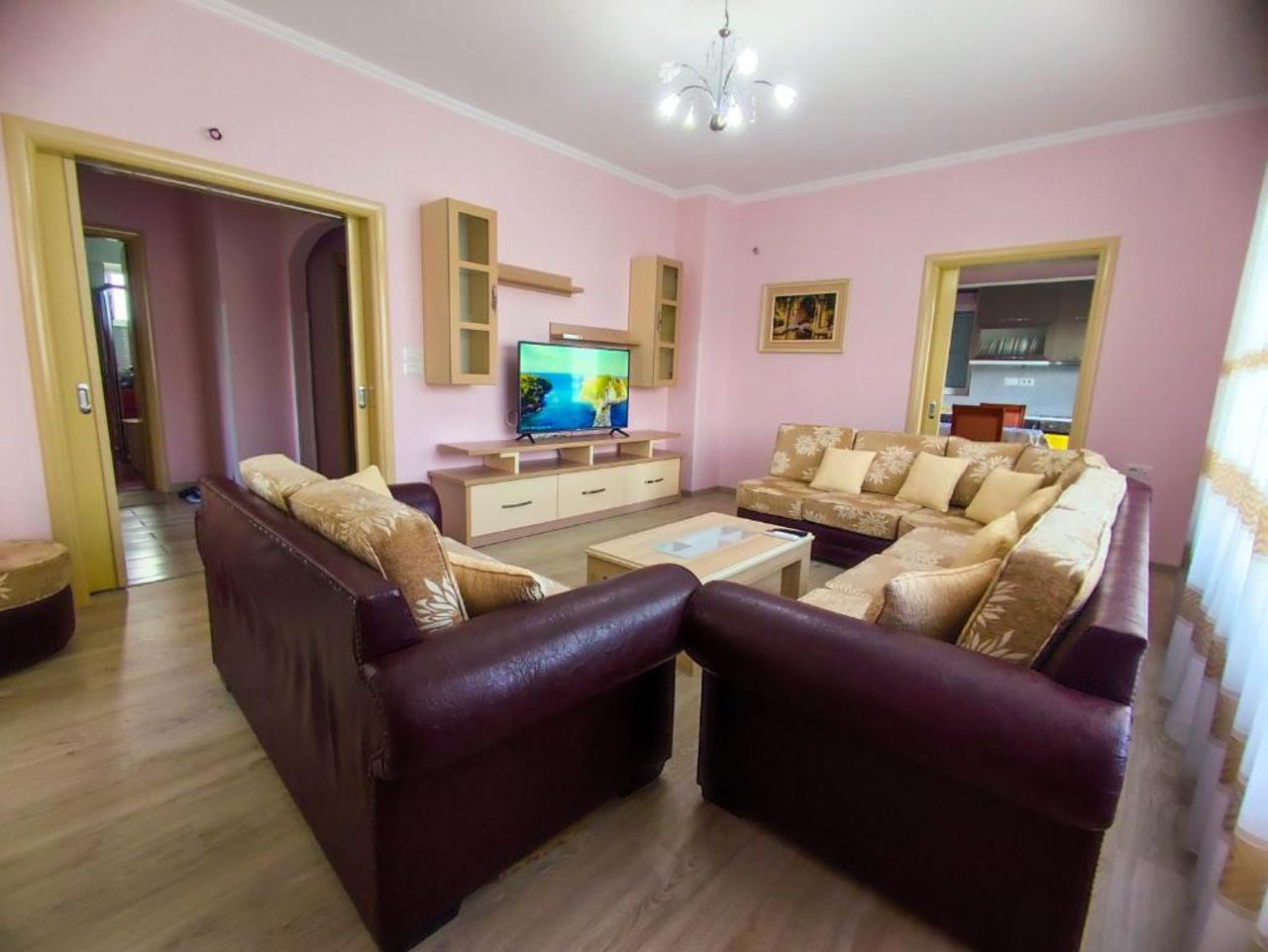 Cheerful 2 bedroom villa with free parking.