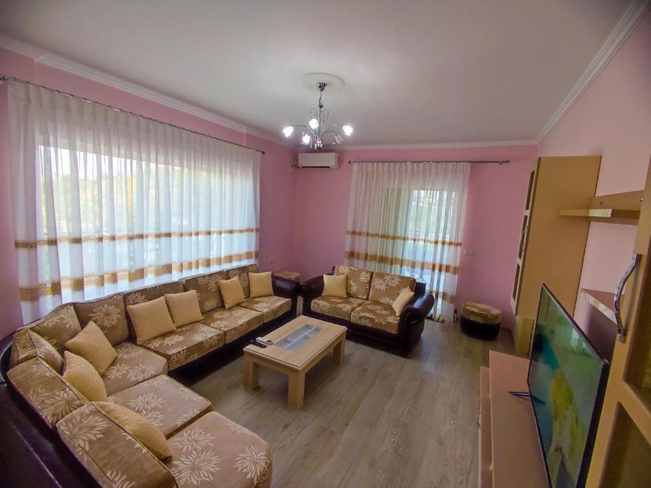 Cheerful 2 bedroom villa with free parking.