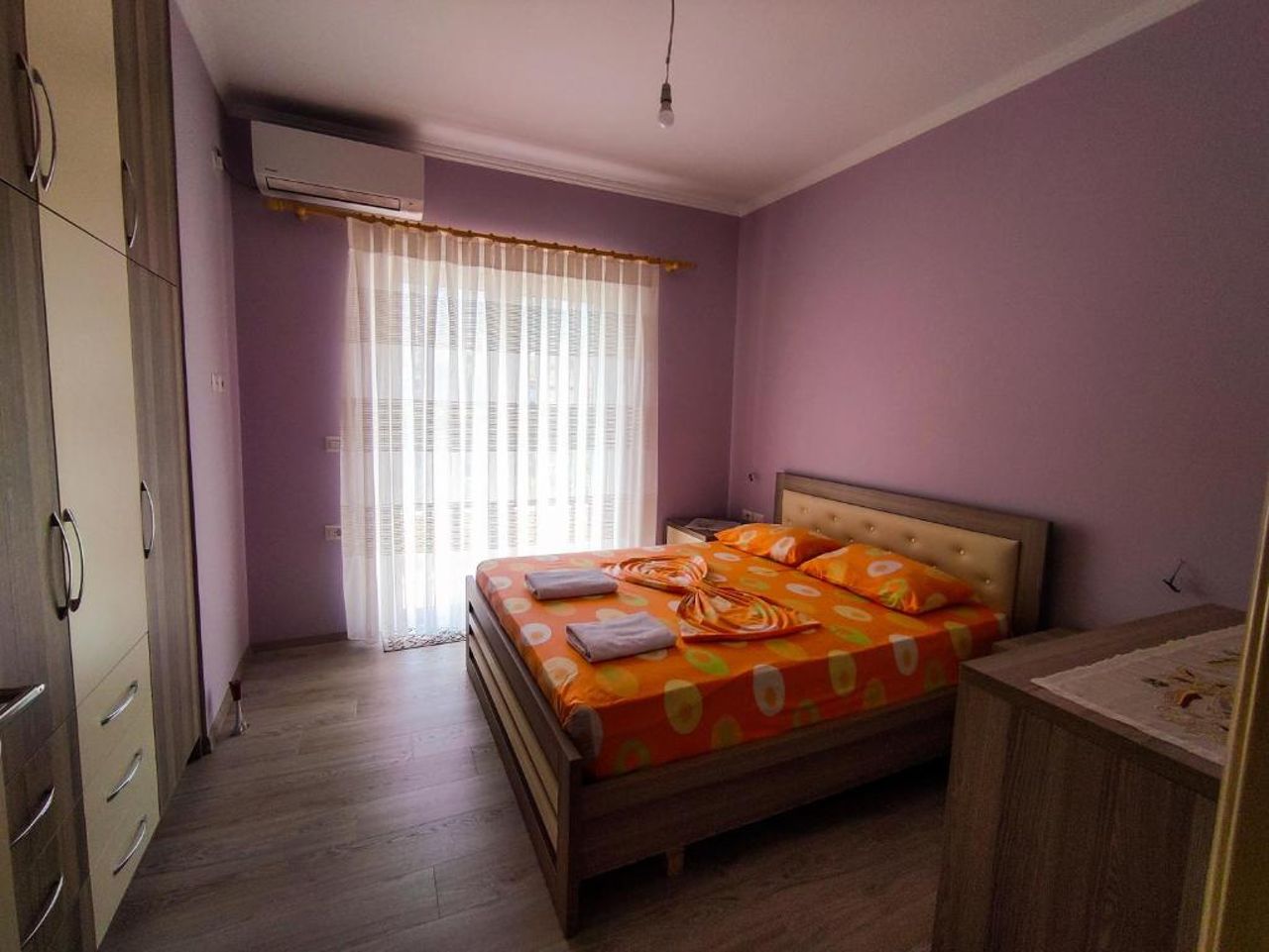 Cheerful 2 bedroom villa with free parking.