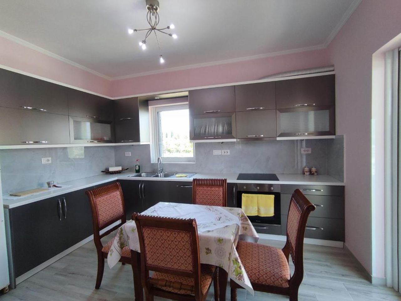 Cheerful 2 bedroom villa with free parking.