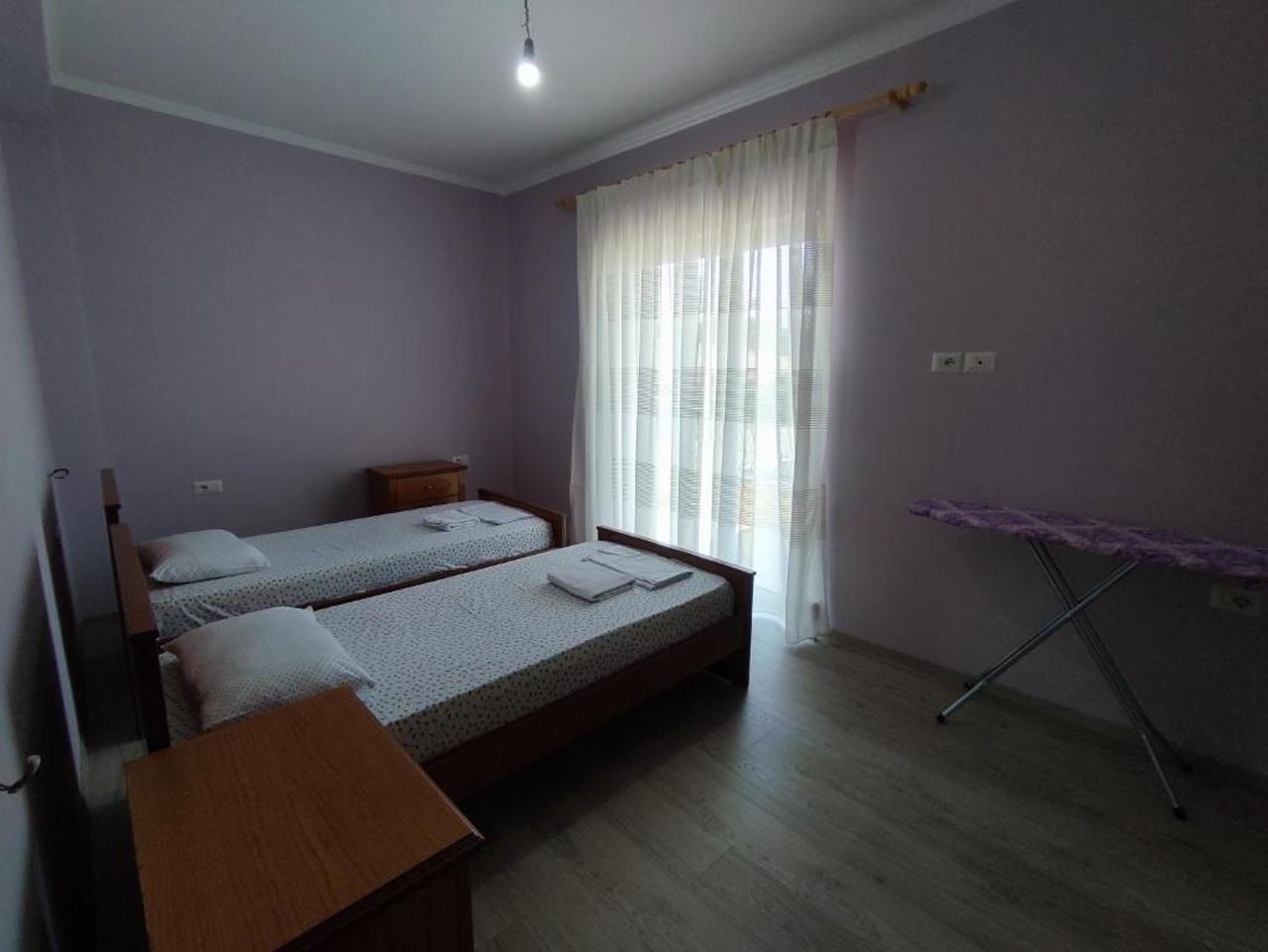 Cheerful 2 bedroom villa with free parking.
