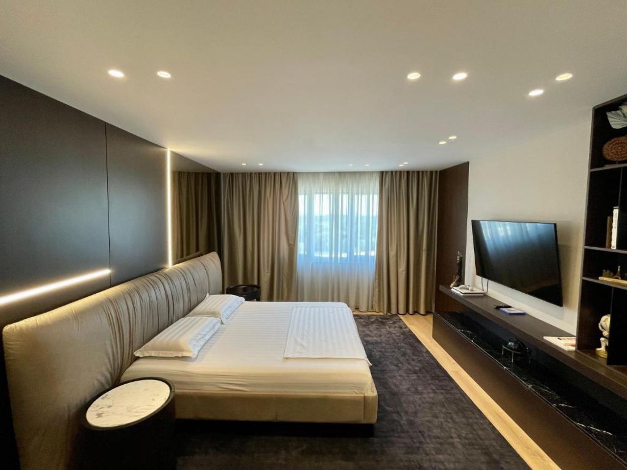 Luxury Lake View Duplex with Indoor Fireplace