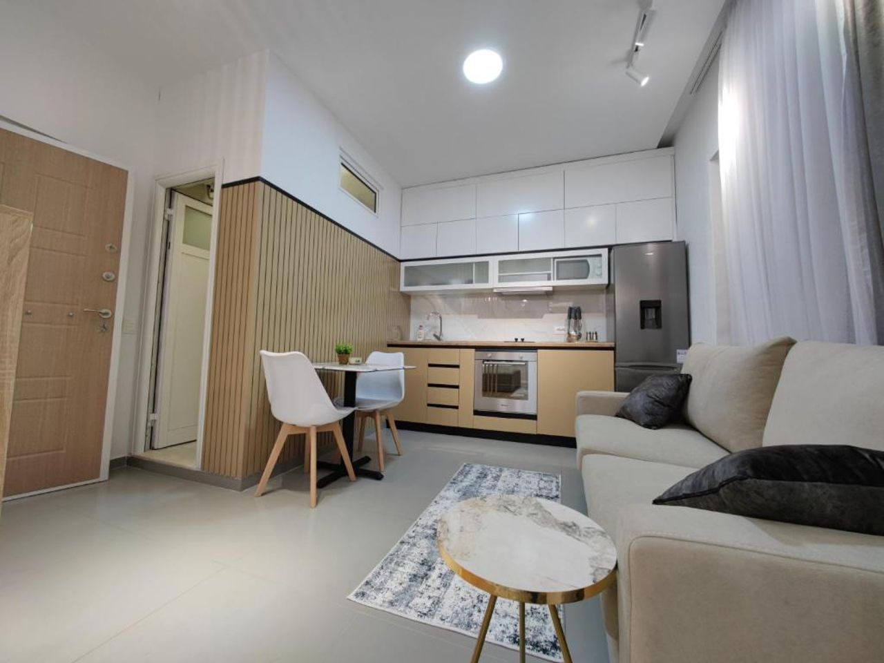 Fully equipped apartment in the city center with a lake view