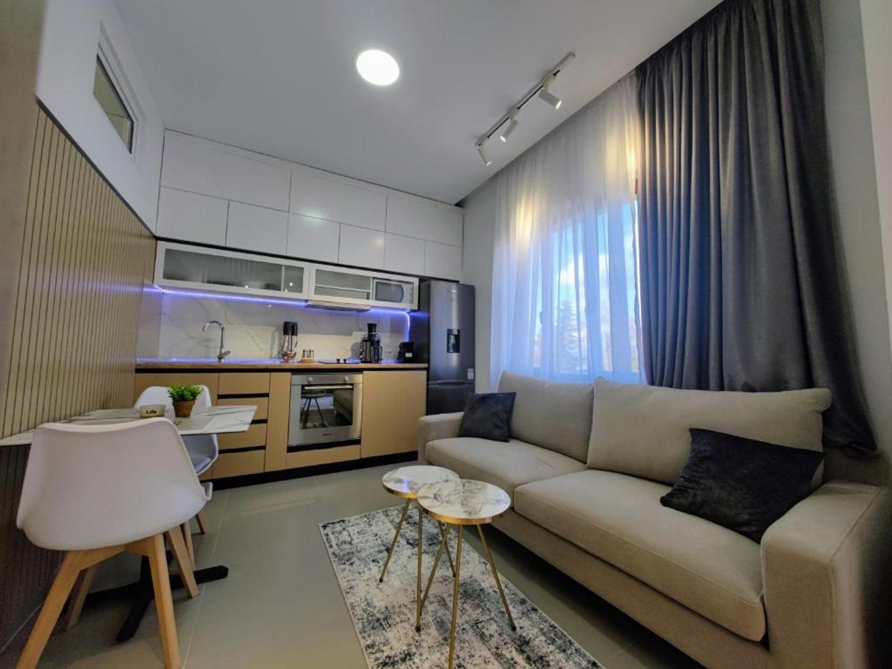 Fully equipped apartment in the city center with a lake view