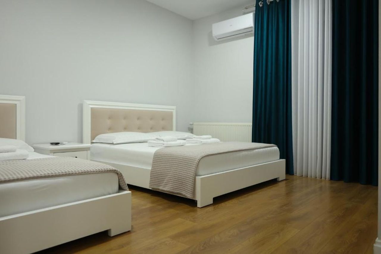 ZISI Hotel & Restaurant