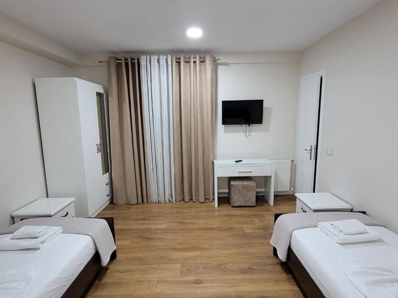 ZISI Hotel & Restaurant