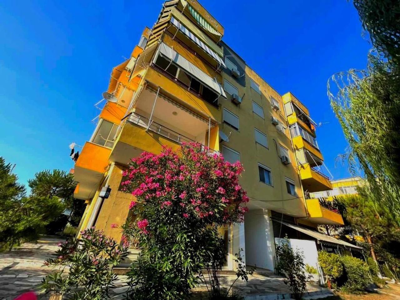 Mali i Robit apartments