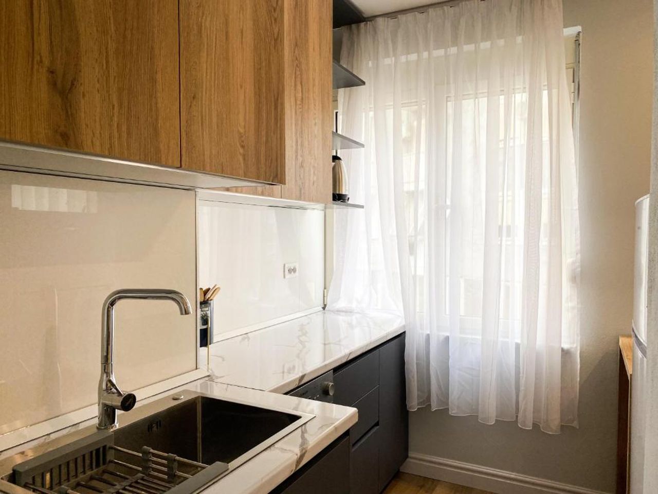 Centrally located Glamorous Bright APT near Bazaar