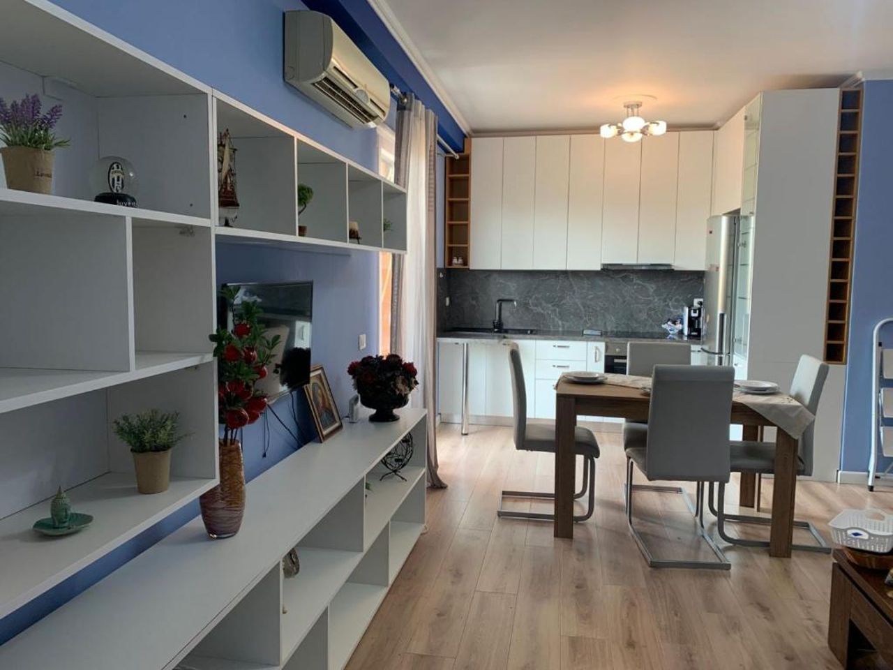 Modern cozy apt w/in 10 min walk from main square