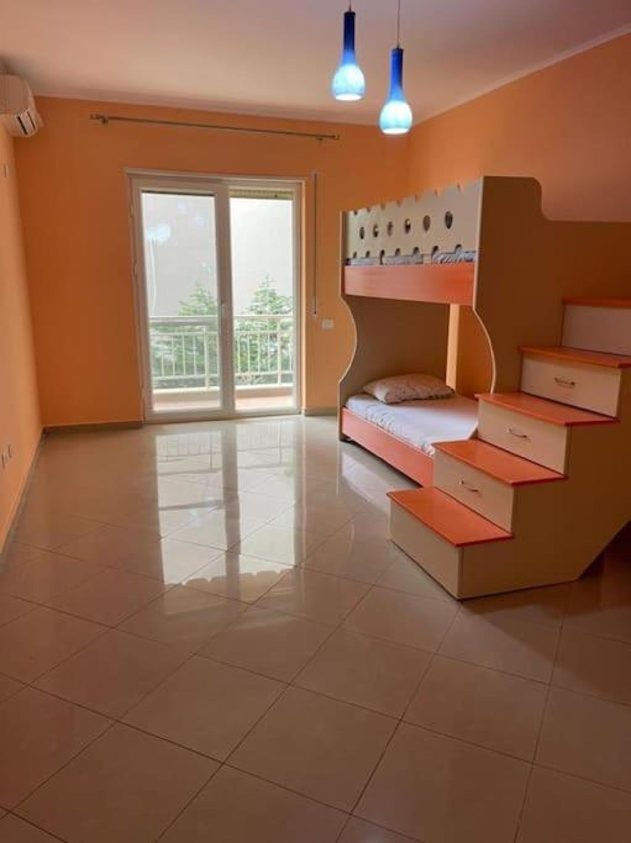 Lovely 2 bedroom unit with beach view